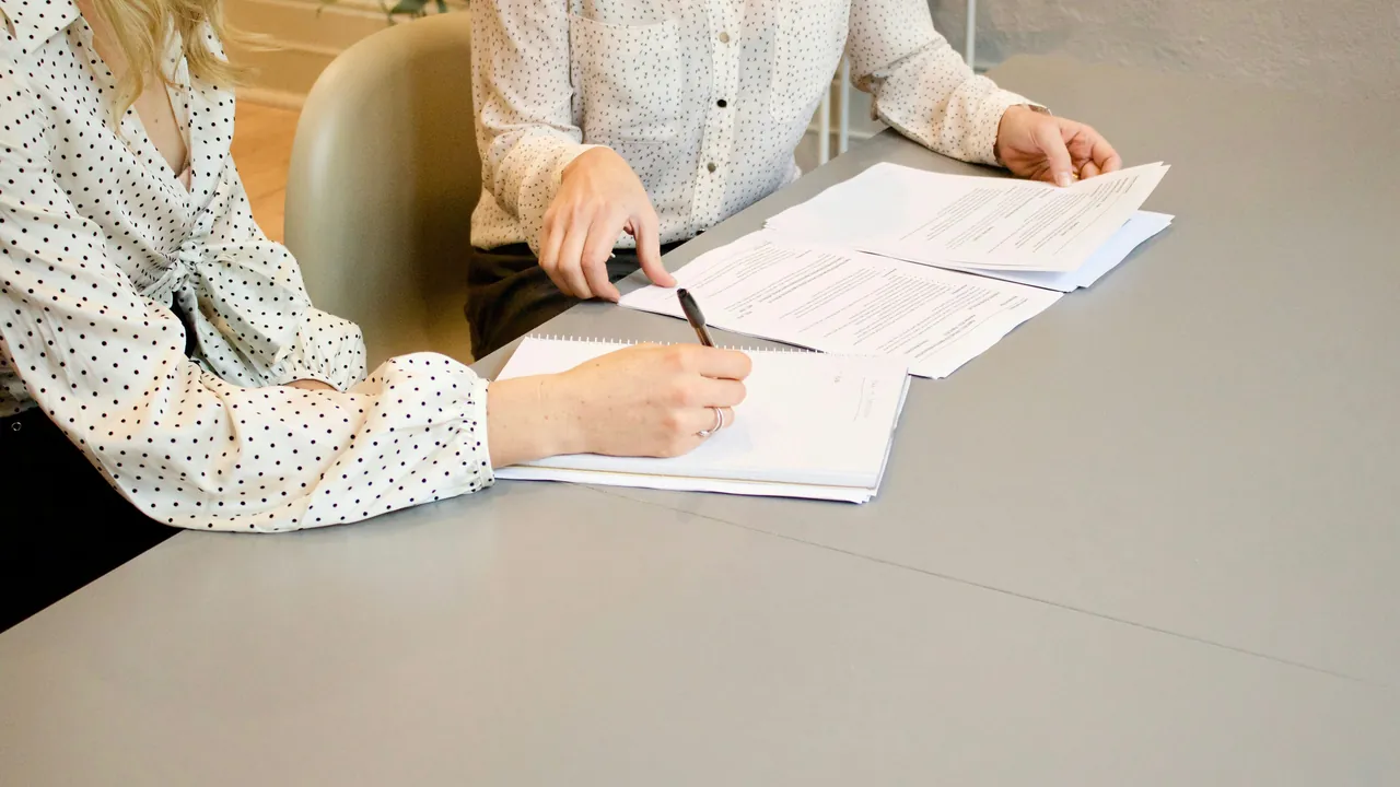 Responsable formation analysant des indicateurs de performance