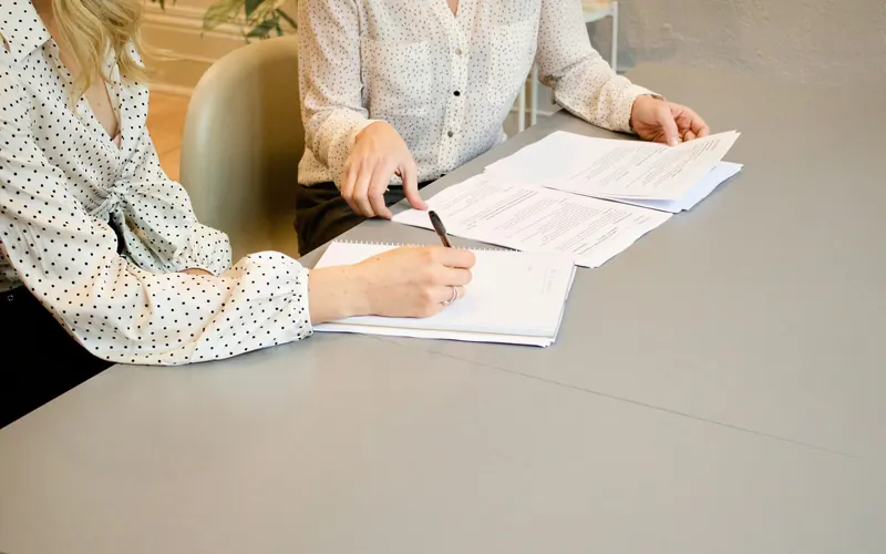 Responsable formation analysant des indicateurs de performance