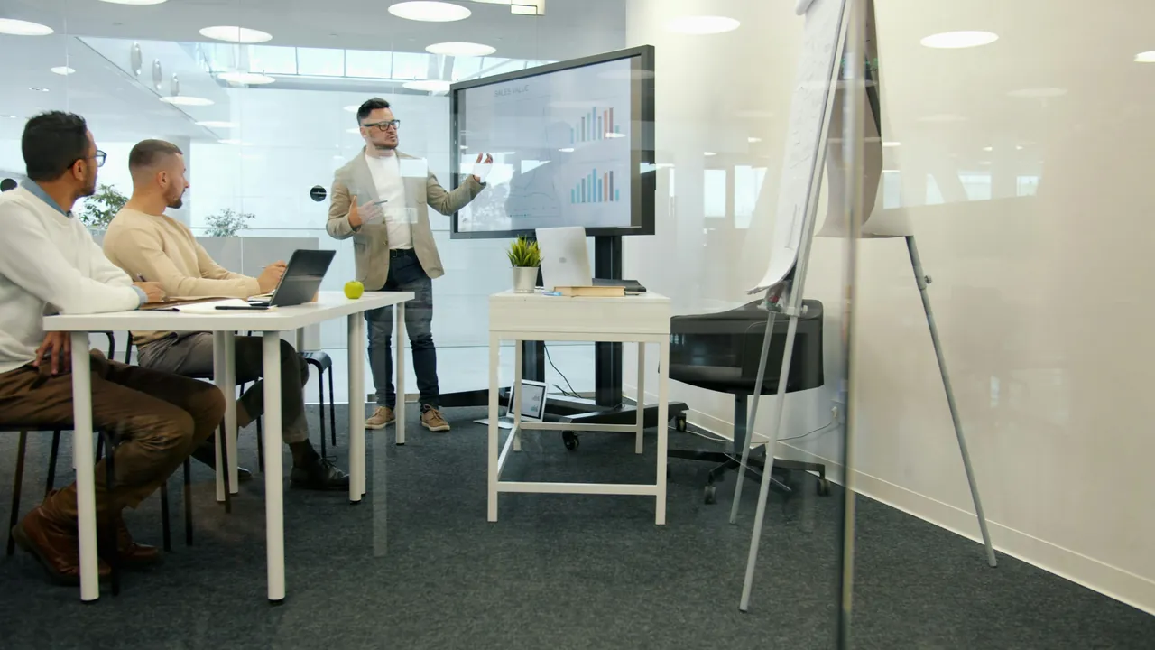 Équipe commerciale en réunion de travail