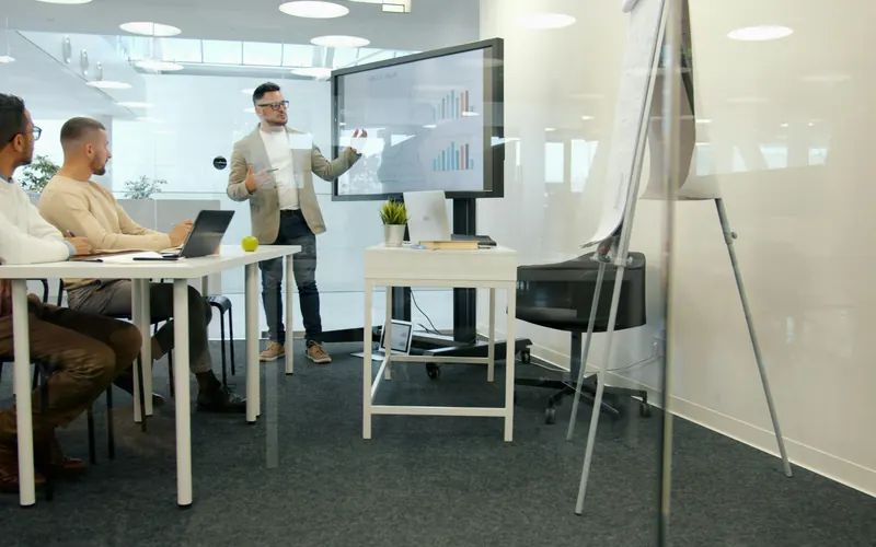 Équipe commerciale en réunion de travail
