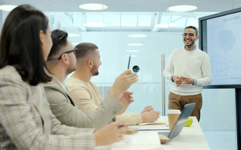 Entretien commercial entre deux interlocuteurs