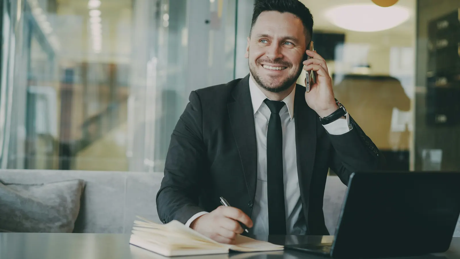 Commercial terrain consultant son outil sur smartphone